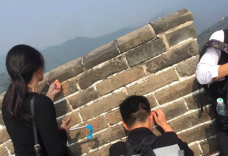 Los chinos indignados por un pareja rasguñando sus nombres en la Gran Muralla