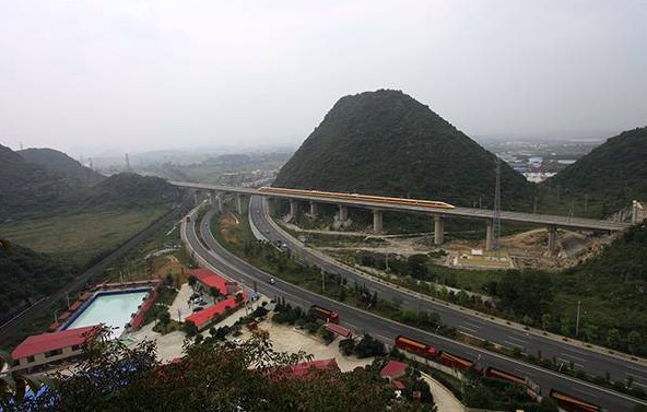 Problemas de construcción defectuosa encontrados en el ferrocarril de alta velocidad de Shanghai-Kunming.