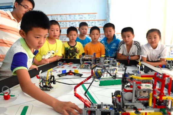 Escuela estadounidense respaldada por Zuckerberg enseña codificación con kits de robótica diseñados por hijo de un granjero chino