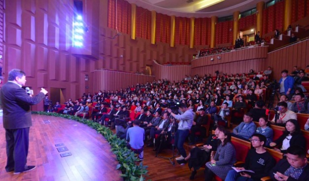 El Presidente del Museo del Palacio, Shan Jixiang, pronunció un discurso el 14 de noviembre presentando la importancia del online-only ticketing: tenemos que enseñar a los extranjeros cómo vivir una vida moderna.