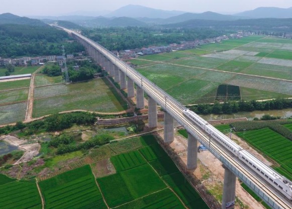 El ferrocarril de alta velocidad de Xi'an Chengdu completa la primera operación de prueba