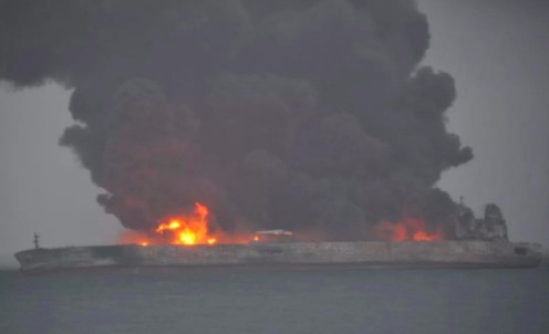 32 desaparecidos al chocar un buque petrolero iraní y un carguero chino en el mar China Oriental